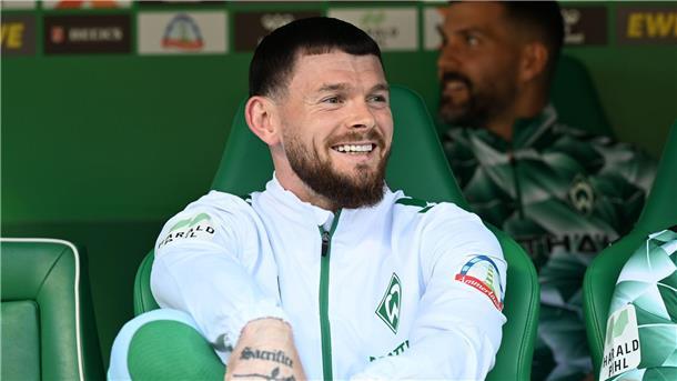 Gute Miene trotz Bankplatz: Bremens Oliver Burke saß gegen St. Pauli zu Beginn draußen.