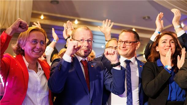 SPD klar stärkste Kraft in Niedersachsen - Grüne legen zu Gute Stimmung bei der AfD: Spitzenkandidat Stefan Marzischewski-Drewes (M) jubelt mit der Bundestagsabgeordneten Beatrix von Storch und AfD-Chef Tino Chrupalla.