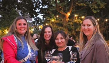 Gute Stimmung: Das Weinfest vor der Nordenhamer Jahnhalle lockte rund 170 Gäste, darunter auch diese vier Frauen.