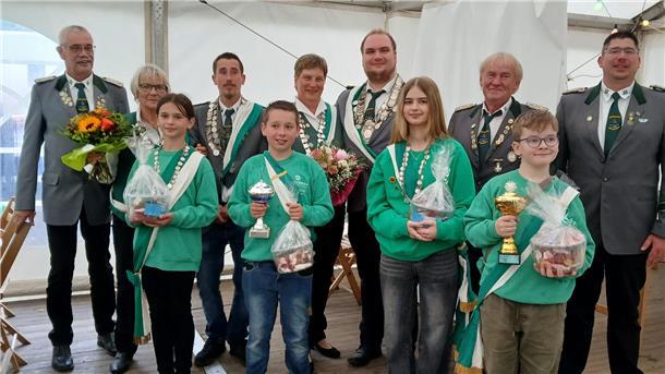 Das Giehlermoorer Königshaus ist wieder komplett Gute Stimmung nach der Krönung: Sportleiter Herbert Wellbrock (hinten, von links), Vizekönigin Brigitte Thoden, Vizekönig Mirko Stelljes, Königin Heidi Grunwald, König Nils Stelljes, Präsident Heino Lütjen und Vizepräsident Andre Stelljes. Jugendvizekönigin Emilia Gieschen (Vorne, von links), Kindervizekönig Jonas Stelljes, Jugendkönigin Isa Seupt und Kinderkönig Tjark Wehmann.