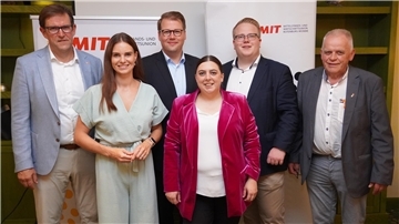 Gute Stimmung nach knapp zwei Stunden Debatte: Die MIT-Vorsitzenden Gerhard Hoffmann (links) und Friedrich Michaelis (rechts) nach dem Diskussionsabend mit Vanessa-Kim Zobel, Alexander Krause, Sabrina Klapper und Nico Burfeind. Fotos: Bick