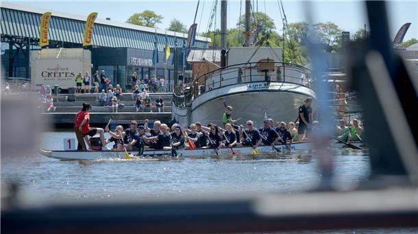 Gute Stimmung und bestes Wetter beim 21. swb-Drachenbootcup im Schaufenster Fisc...
