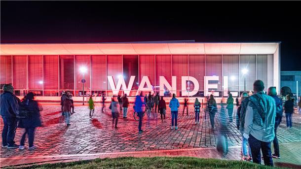 Gute Stimmung und Schwung im Tanzbein zum Wellerman-Dance mit der Tanzschule Beer, war bei der Langen Nacht der Kultur 2021 am FRAME des Deutschen Schifffahrtsmuseums angesagt.