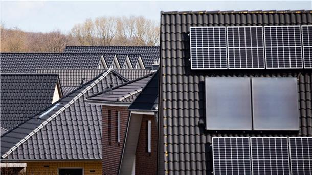 Dachflächen, zum Teil mit Sonnenkollektoren, in einer Wohnsiedlung mit Einfamilienhäusern und Doppelhäusern in einem Wohngebiet am Rande von Schleswig. Mit dem neuen Klimaschutzgesetz will Schleswig-Holsteins Landesregierung unter anderen für die stärkere Nutzung von Photovoltaikanlagen sorgen.