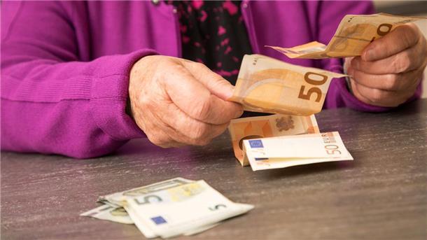 Gutgläubigkeit zahlt sich nicht aus: Unbekannte haben aus der Wohnung von Seniorin Roswitha Müller im betreuten Wohnen in Langen 400 Euro und Schmuck gestohlen.