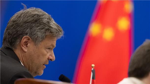 Habeck warnt China vor Konsequenzen von Russland-Kurs Habeck warnt vor Handelshemmnissen und der Abschottung von Märkten.