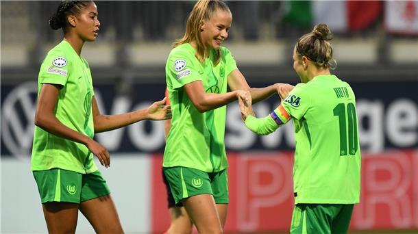 Haben die Champions League erreicht: Die Wolfsburger Spielerinnen Vivien Endemann (M), Svenja Huth (r) und Sveindis Jonsdottir.