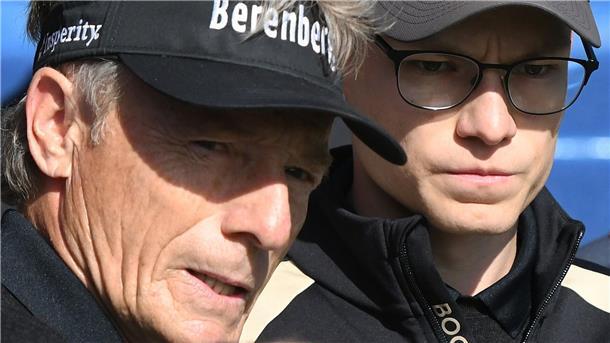 Team Langer bezwingt die Woods: Sieg beim Familien-Event Haben erneut die PNC Championship gewonnen: Bernhard Langer (l) und sein Sohn Jason.