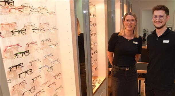 Nordenham: Darum ist Optiker Fielmann an den Marktplatz umgezogen Zwei Menschen stehen in einem Brillengeschäft.