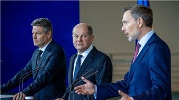 Haben sich auf einen Kompromiss beim Bundeshaushalt 2024 geeinigt: Wirtschaftsminister Robert Habeck (l), Kanzler Olaf Scholz (M) und Finanzminister Christian Lindner.