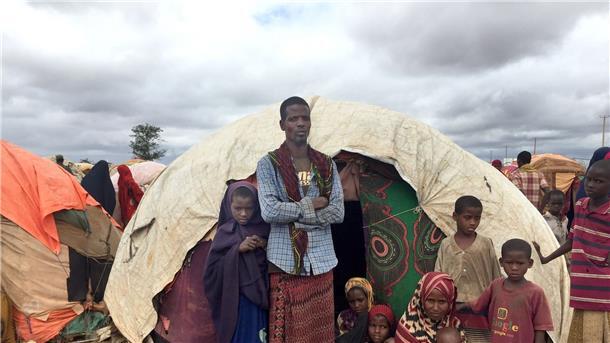 Somalia kurz vor einer Hungersnot Habibas Familie lebt in einer zeltartigen Hütte in einem Flüchtlingslager in Somalia.