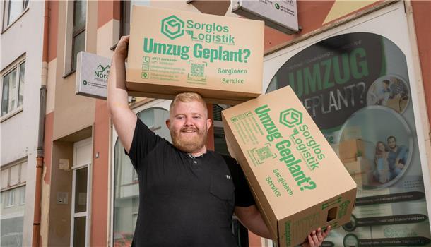 Mann mit zwei Umzugskartons. 