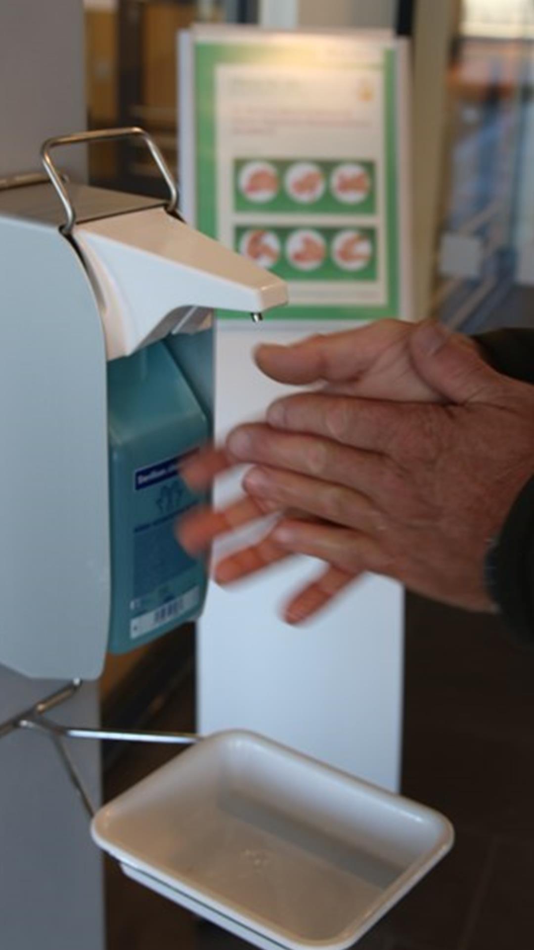Händedesinfektion am Eingang der Helios-Klinik Wesermarsch in Nordenham. Das Hygienekonzept des Landkreises ging bisher auf.