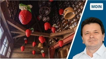 Rechts: Hängende Erdbeermotive bei Karls Erdbeerdorf in Loxstedt. Links: Ismail Kul. 