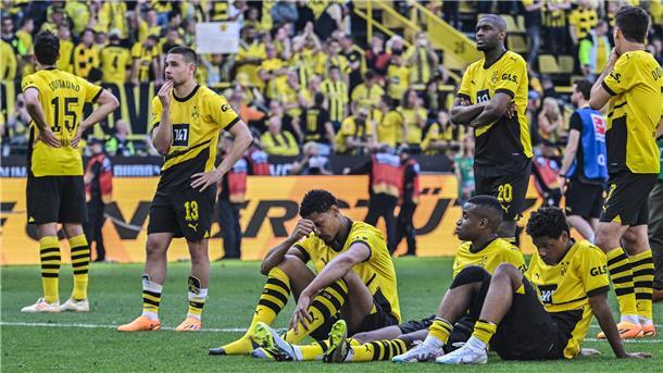 Hängende Köpfe, doch trotz der verpassten Meisterschaft wurde die Mannschaft von der Südtribüne gefeiert.
