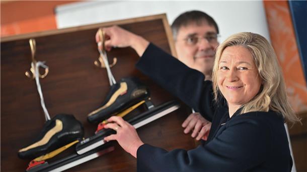 In Champagner-Laune: Pechstein fühlt sich frei und tritt ab Hängt die Schlittschuhe an den Nagel: Claudia Pechstein.