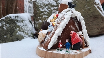 Hänsel und Gretel lassen grüßen bei diesem Knusperhäuschen. Auch Lebkuchenhäuschen können in der Adventsbäckerei kreiert werden.