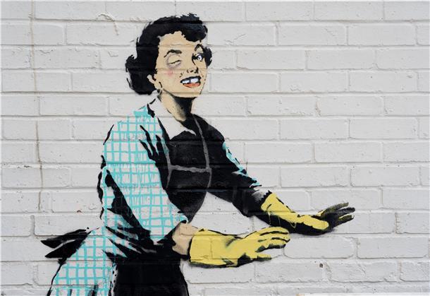 Häusliche Gewalt: Beratungsbedarf für Täter im Landkreis Rotenburg Dieses undatierte Handout-Foto zeigt eines der neuen Werke von Banksy, das eine Hausfrau aus den 1950er Jahren zu zeigen scheint, die eine klassische blaue Schürze und gelbe Abwaschhandschuhe trägt, mit einem geschwollenen Auge und einem fehlenden Zahn, die ihren männlichen Partner in eine Gefriertruhe zu schubsen scheint.