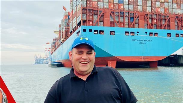 Hafenlotse Kay Gödde zeigt der Welt täglich via Instagram, was für beeindruckende Schiffe Bremerhaven anlaufen.