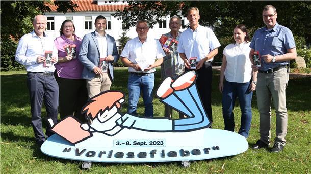 Hagens Bürgermeister Andreas Wittenberg (Mitte) mit den Untestützern des Vorlese-Fiebers.