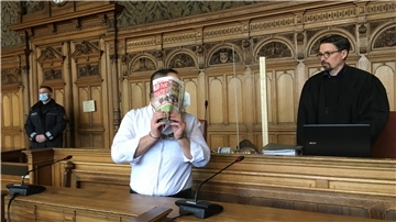 Hakan A. wird vorgeworfen, im Sommer vergangenen Jahres mit weiteren Komplizen 206 Kilo Kokain im Wert von rund 14,5 Millionen Euro aus dem Hafen geschmuggelt zu haben.