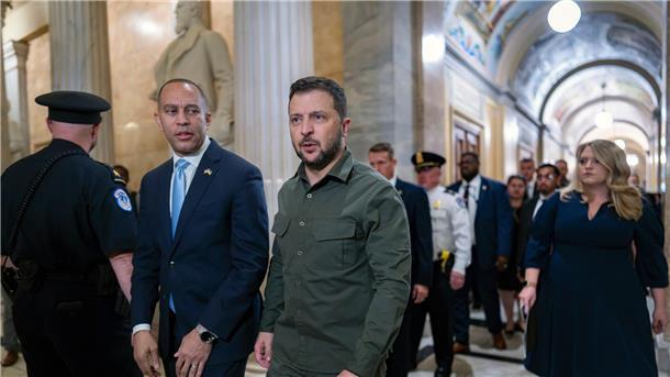 Krieg gegen die Ukraine: So ist die Lage Hakeem Jeffries (2.v.l), Minderheitenführer des US-Repräsentantenhauses, begrüßt Wolodymyr Selenskyj im Kapitol.