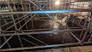 Halbgefülltes Schwimmbecken in Rotenburg: Das Hochwasser hielt die Einsatzkräfte in der Nacht zu Heiligabend auf Trab.