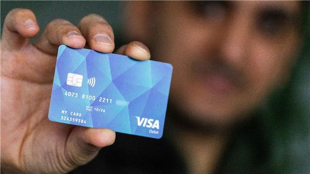 Hamburg gibt Bezahlkarte für Asylsuchende aus Hamburg führt die „SocialCard“ ein.