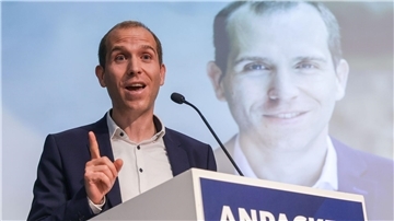 Hamburgs CDU-Landesvorsitzender Dennis Thering ruft seine Partei zur Geschlossenheit auf.