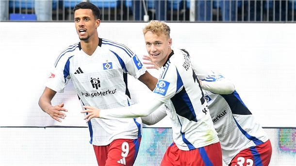 Hamburgs Robert Glatzel (l) und Adam Karabec jubeln nach Glatzels Ausgleichstreffer.