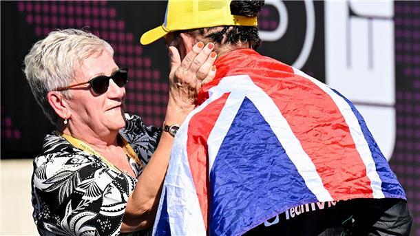 Hamiltons emotionaler Abschied - „Traumszenario“ bei Ferrari Hamilton feiert einen Sieg mit seiner Mutter Carmen Larbalestier.