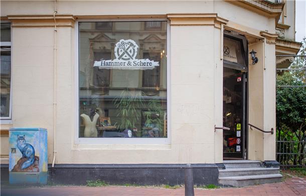 „Hammer und Schere" ist ein neues Schneiderei-Geschäft in der Goethestraße.