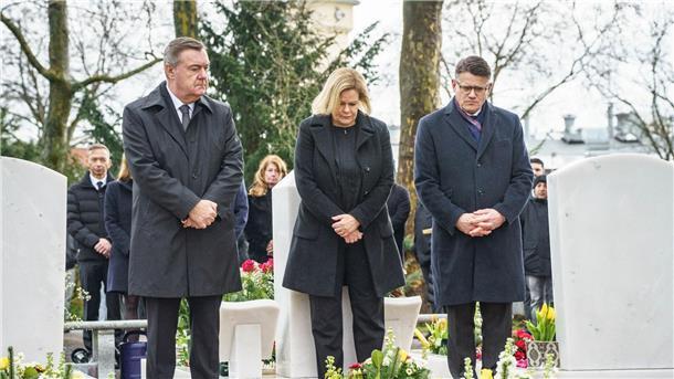 Gedenken und Ruf nach Aufklärung in Hanau Hanaus Oberbürgermeister Claus Kaminsky (v.l.), Bundesinnenministerin Nancy Faeser und Hessens Ministerpräsident Boris Rhein gedenken auf dem Hanauer Hauptfriedhof der Anschlagsopfer.