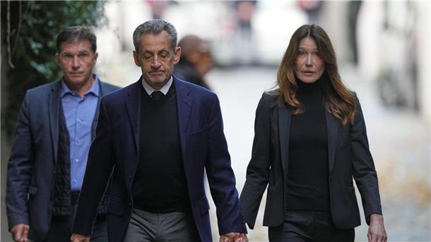 Bilder des Tages Hand in Hand ins Gefängnis
