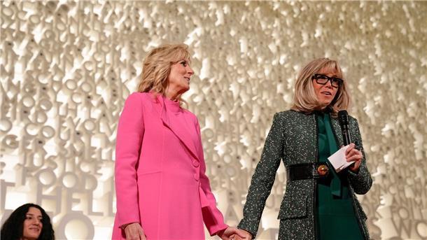 Macron in den USA: Viel Glanz und ein wenig Ärger Hand in Hand stehen Jill Biden (l) und Brigitte Macron im Planet Word, einem interaktiven Museum, in Washington.