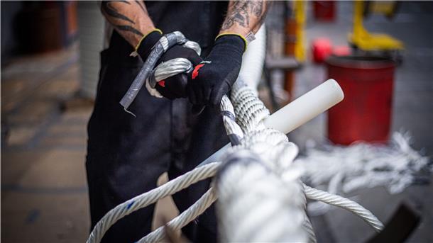 Handarbeit gehört auch heute noch zur Tauwerkproduktion. Spleißer Kai Fischer stellt gerade das sogenannte Auge – es wird beim Festmachen um den Poller gelegt – am Ende der 220 Meter langen Trosse her.