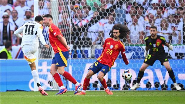 Handelfmeter oder nicht? Marc Cucurella überlässt die Antwort lieber dem Schiedsrichtergespann.