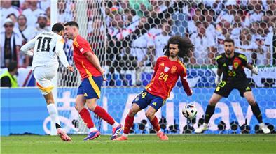 Handelfmeter oder nicht? Marc Cucurella überlässt die Antwort lieber dem Schiedsrichtergespann.