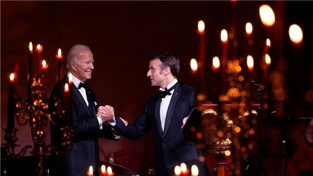 Schickes Staatsbankett für die Macrons im Weißen Haus Handschlag beim Staatsbankett: US-Präsident Joe Biden (l) und sein französischer Kollege Emmanuel Macron.