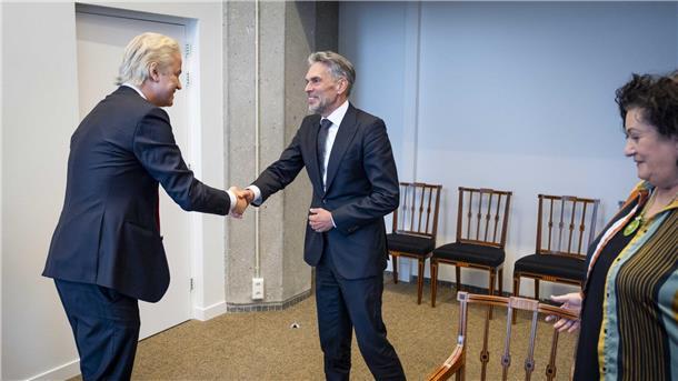 Ex-Geheimdienstchef soll Premier der Niederlande werden Handschlag in Den Haag: Der designierte Ministerpräsident Dick Schoof und PVV-Chef Geert Wilders (l).