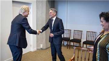 Handschlag in Den Haag: Der designierte Ministerpräsident Dick Schoof und PVV-Chef Geert Wilders (l).