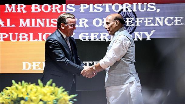 Pistorius will erleichterte Rüstungsgeschäfte mit Indien Handschlag in Neu Delhi: Bundesverteidigungsminister Boris Pistorius und sein indischer Amtskollege Rajnath Singh (r).