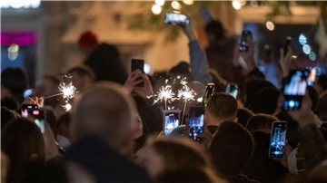 Handynutzer in Deutschland haben in der Silvesternacht deutlich mehr Daten verbraucht als ein Jahr zuvor.
