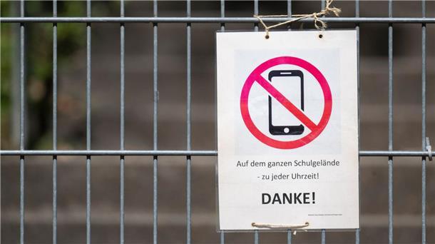 Handyverbot in Schulen? In Bremen gilt es, in Bremerhaven nicht. Der neue Bildungssenator Mark Rackles will auf ein Handyverbot auch in den Bremerhavener Schulen hinwirken. 