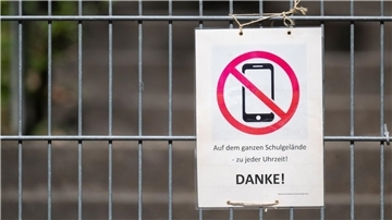 Handyverbot in Schulen? In Bremen gilt es, in Bremerhaven nicht. Der neue Bildungssenator Mark Rackles will auf ein Handyverbot auch in den Bremerhavener Schulen hinwirken. 