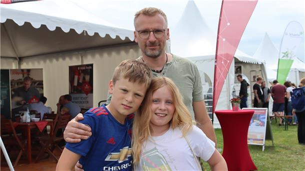 Tarmstedt im Messefieber: Das erwarten Besucher dieses Jahr von der Ausstellung Eine Familie posiert für die Kamera.