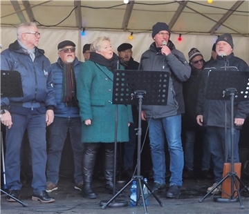 Hanna Bohne und Ralf Thonack begrüßen die Gäste beim „Neujahrsglühen“ auf der Osterwiese. Gleich legt der Shantychor Dorum los mit leicht rockigen Rhythmen.