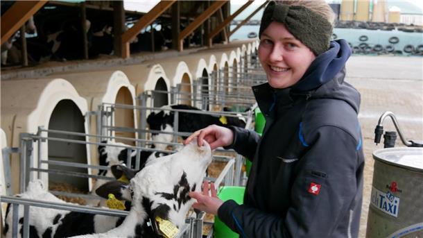 Bäuerin Hanna Kück streichelt eine Kuh.
