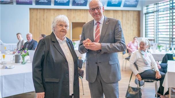 Hanna Peters freut sich über das Bundesverdienstkreuz, das Stadtverordnetenvorsteher Torsten von Haaren überreicht.
