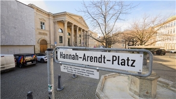 Hannah Arendt war eine sehr kluge Frau, die viele Bücher geschrieben hat.